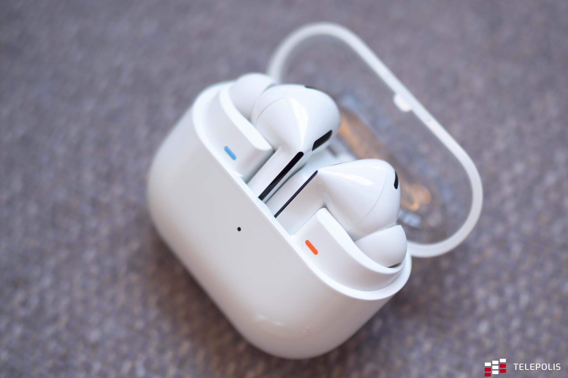 Samsung Galaxy Buds3 Pro white - charging case has a transparent cover