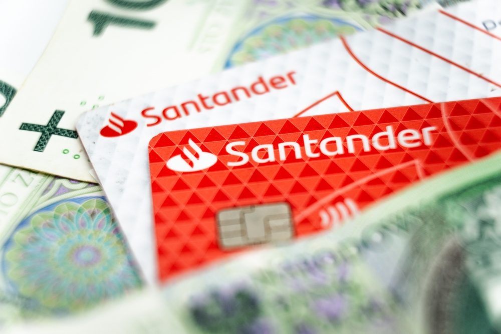W Santander Banku odjechał peron. Zablokowali klientce konto, bo miała za dużo pieniędzy