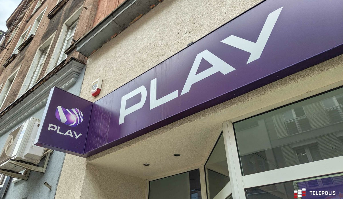 Play opens a window with free TV channels. There is also something completely new