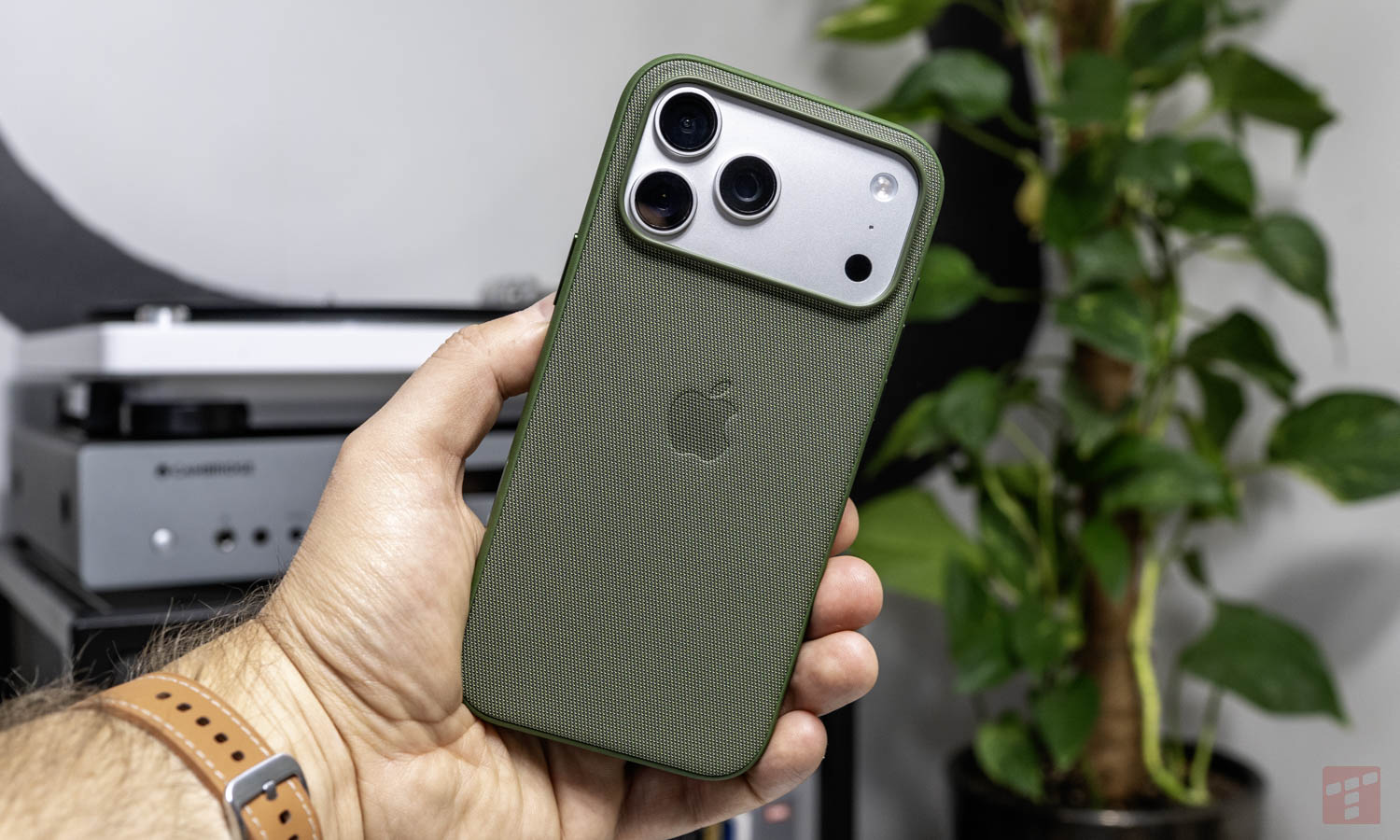 Apple knocks out the competition. In Q4 2025, we mostly bought iPhones