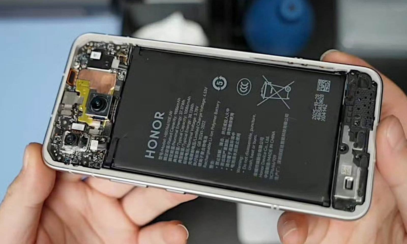 Honor Power 2 from the inside. This smartphone consists of only a battery