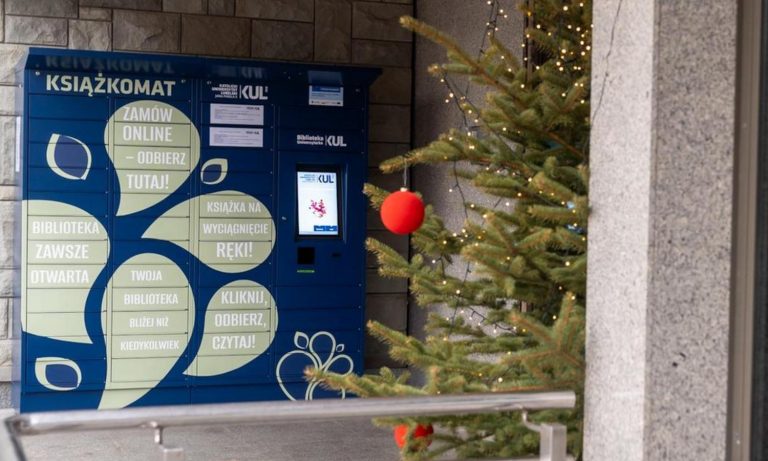 Instead of parcels – books. A book dispenser was set up at the Catholic University of Lublin
