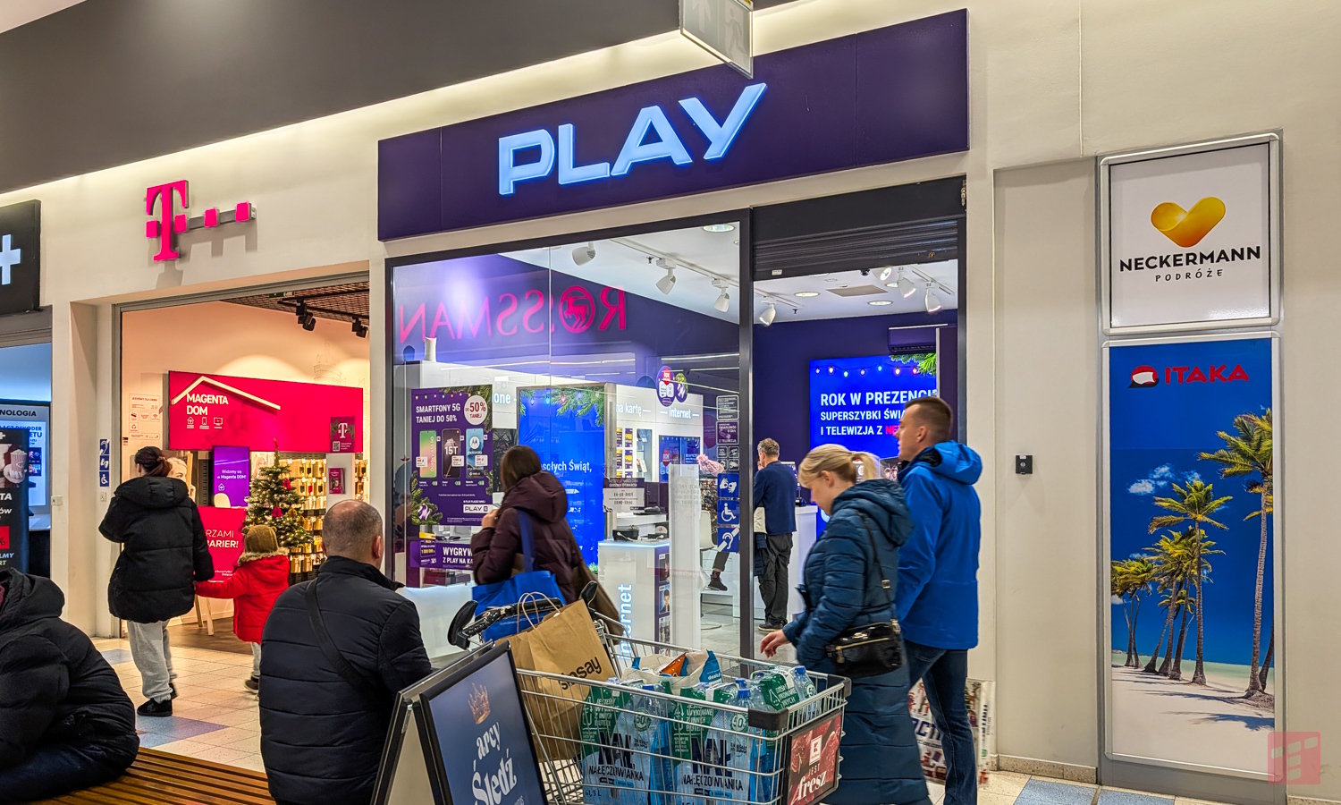 Major Internet failure in Play and UPC. Something strange is happening