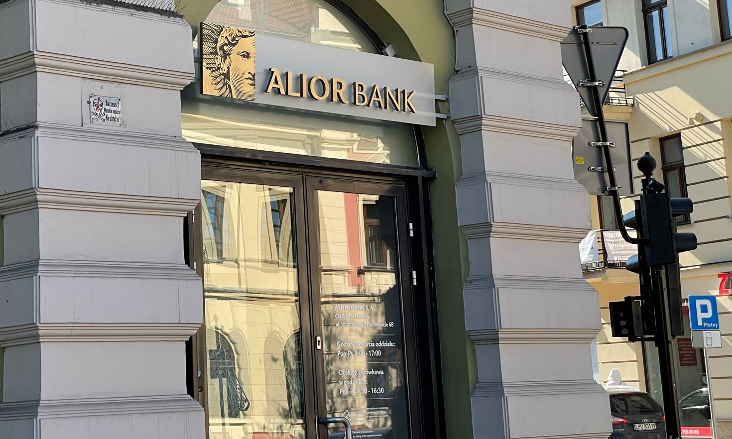 A large bank warns. This is about customers who use Android