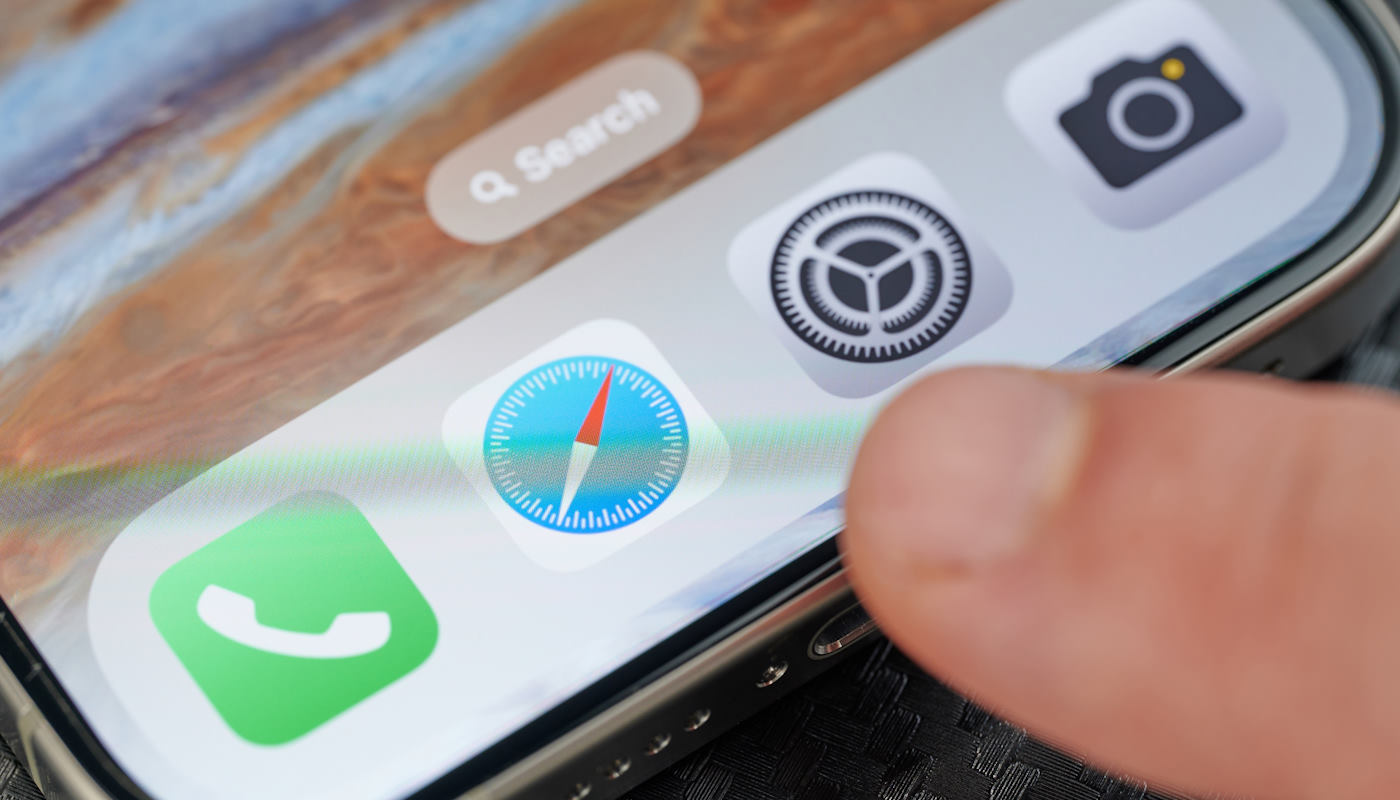 Do you want to buy an iPhone or MacBook? Then hurry up. Apple has a problem