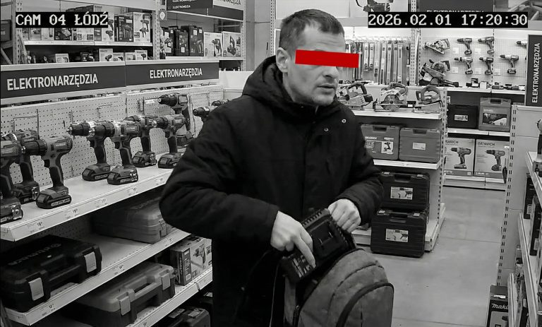 He was pushing chargers into his backpack. The resident of Łódź faces 5 years in prison