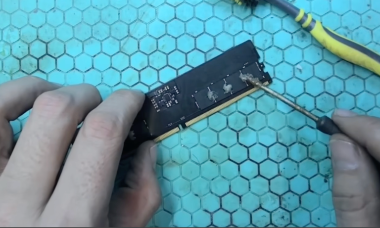 Instead of an adapter – a soldering iron. This is how the Pole assembled DDR5