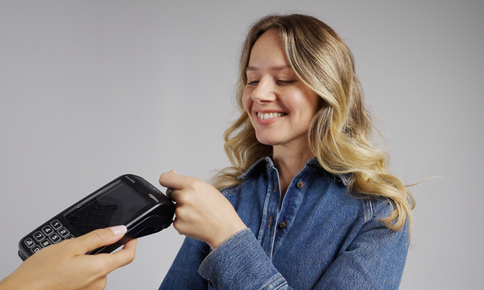 Like Galaxy Ring, only 4 times cheaper. This is Maxcom Pay Ultra Slim