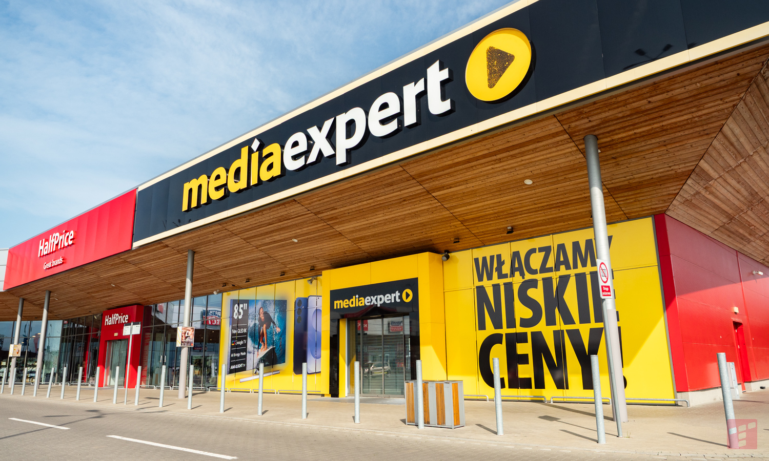 Media Expert and MSI rocked. You will get these add-ons for free