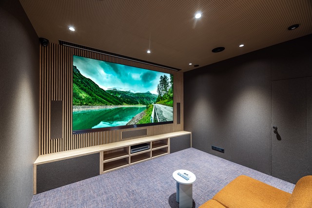 MicroLED Hisense 136MX for the first time in Poland. The new face of premium home cinema