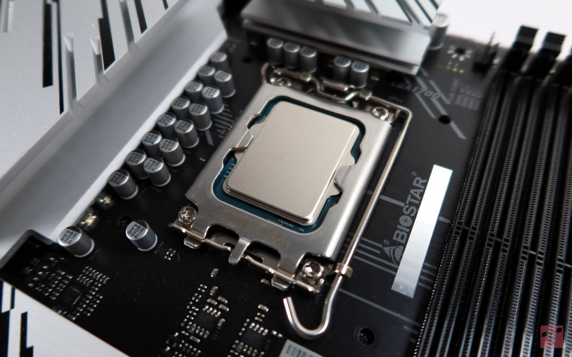 New Intel Core Ultra 5 with first tests. It's surprisingly bad