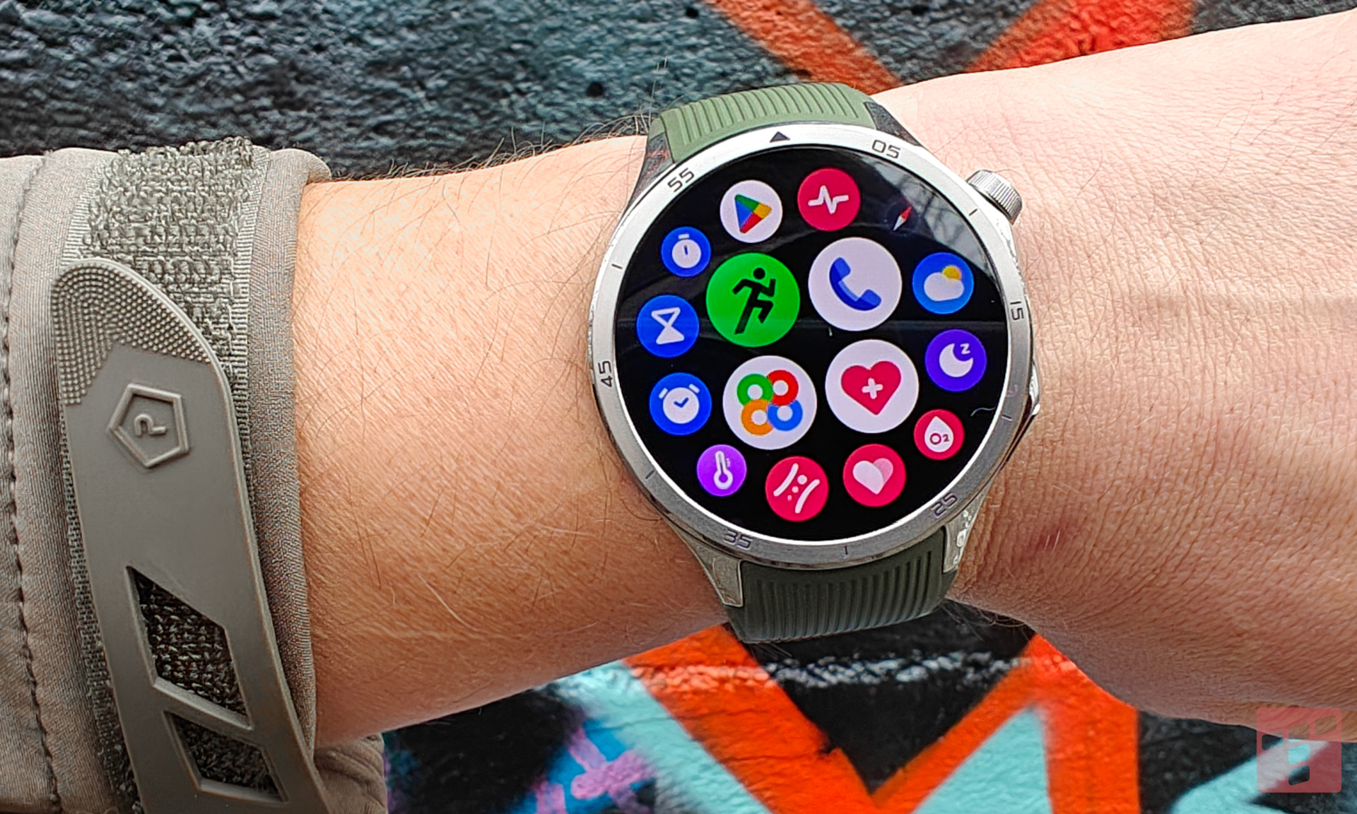 OnePlus cuts the prices of watches and adds OnePlus Buds 4 headphones for free