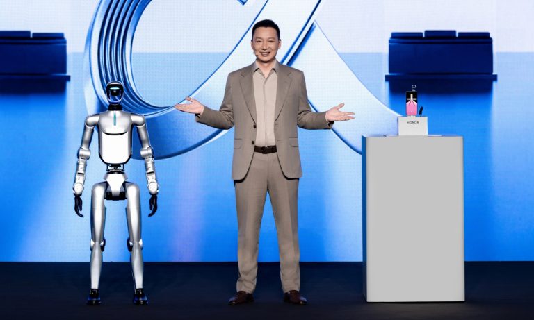 Honor at MWC 2026: a mobile smartphone and the new Magic V6