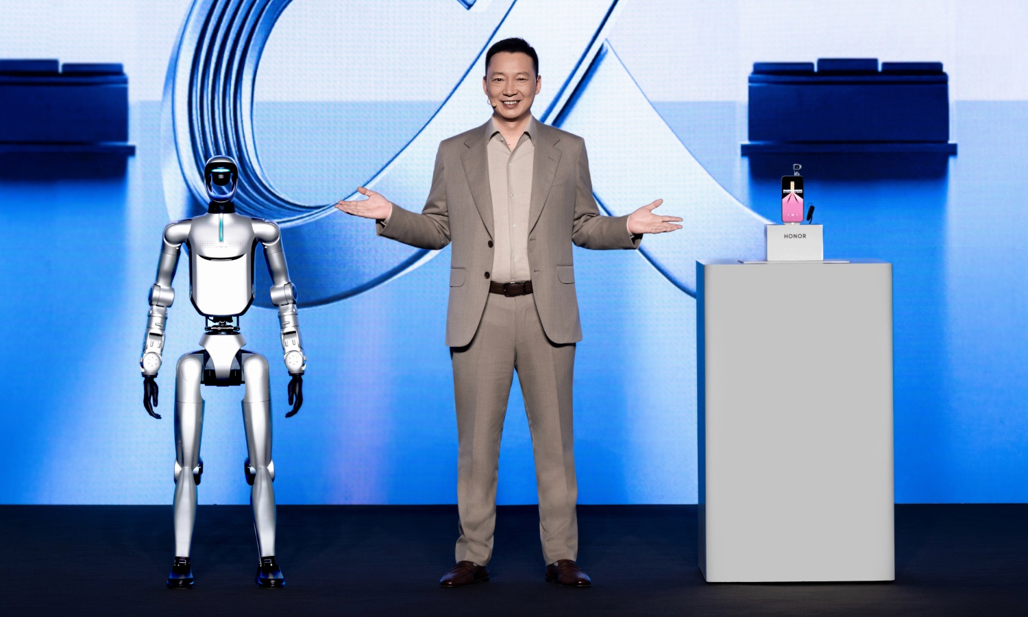 Honor at MWC 2026: a mobile smartphone and the new Magic V6