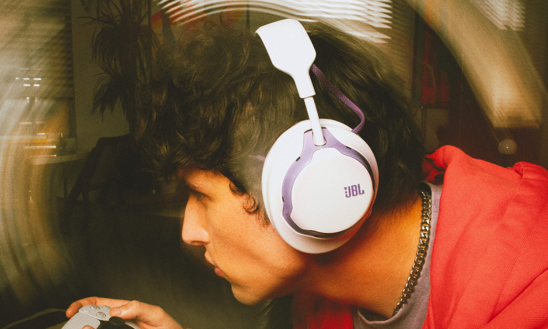 JBL throws a firecracker. Carbon fiber, 50 mm drivers and 60 hours of operation