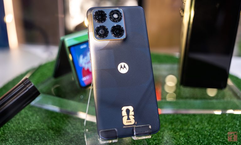 Motorola spoils fans. Three smartphones and a 5v5 football game