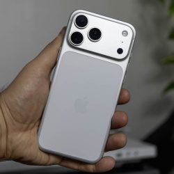 We buy fewer smartphones, but manufacturers are making money like never before