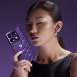 Motorola challenges jewelry. This smartphone has Swarovski crystals