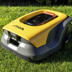 The STIGA A 8v mowing robot works without cables. I checked it in the garden
