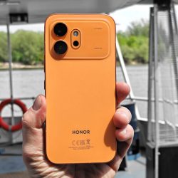 Honor cuts prices and gives gifts. The summer promotion has started