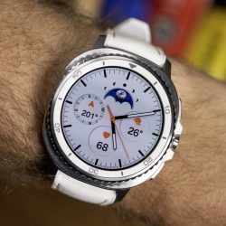 The revolution in smartwatches. Google deletes tiles