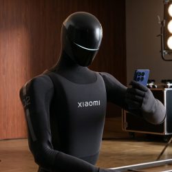 Xiaomi’s humanoid robot takes photos with the new 17T Pro