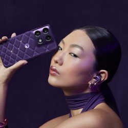 Instead of the usual casing, they gave silk and stars. Such a Motorola