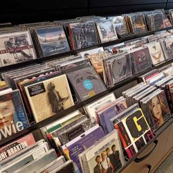 CDs are experiencing a second youth. Customers went to the stores
