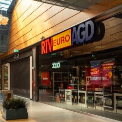 RTV Euro AGD like a bald man with his bangs on the edge of the table. A strange display in the store