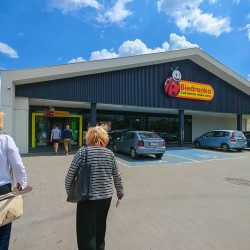 Biedronka sells for PLN 9.99. An Apple one, PLN 100, is the cheapest